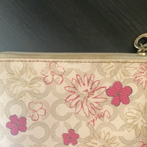 Coach wristlet cream with pink flower 🌸 design - Picture 10 of 10